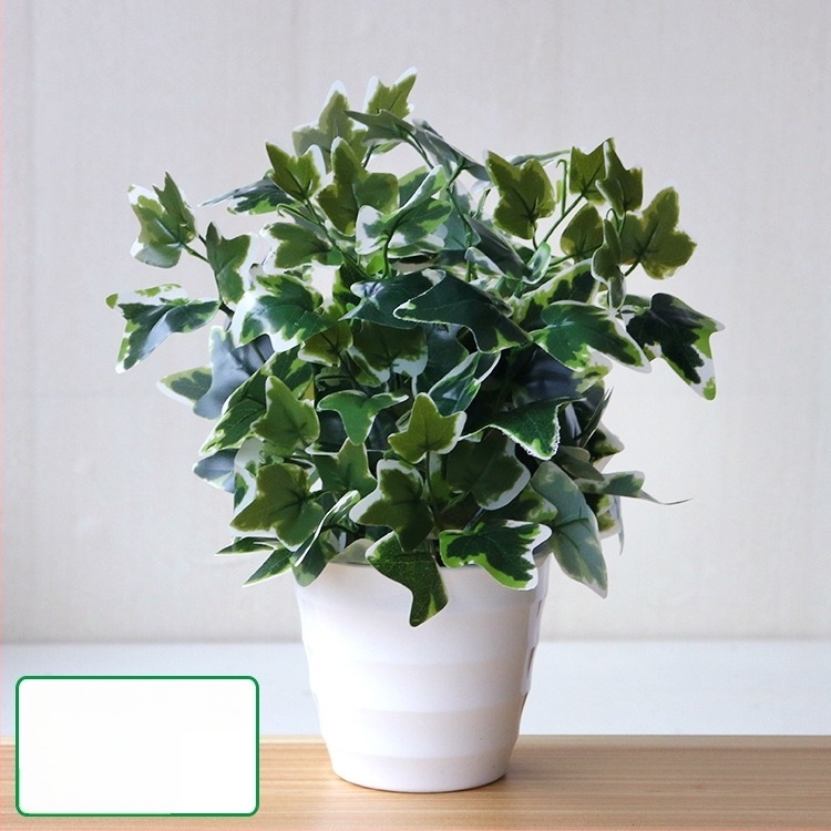 Plantă artificială cu frunze verzi, ghiveci din plastic, decor interior pentru living sau birou