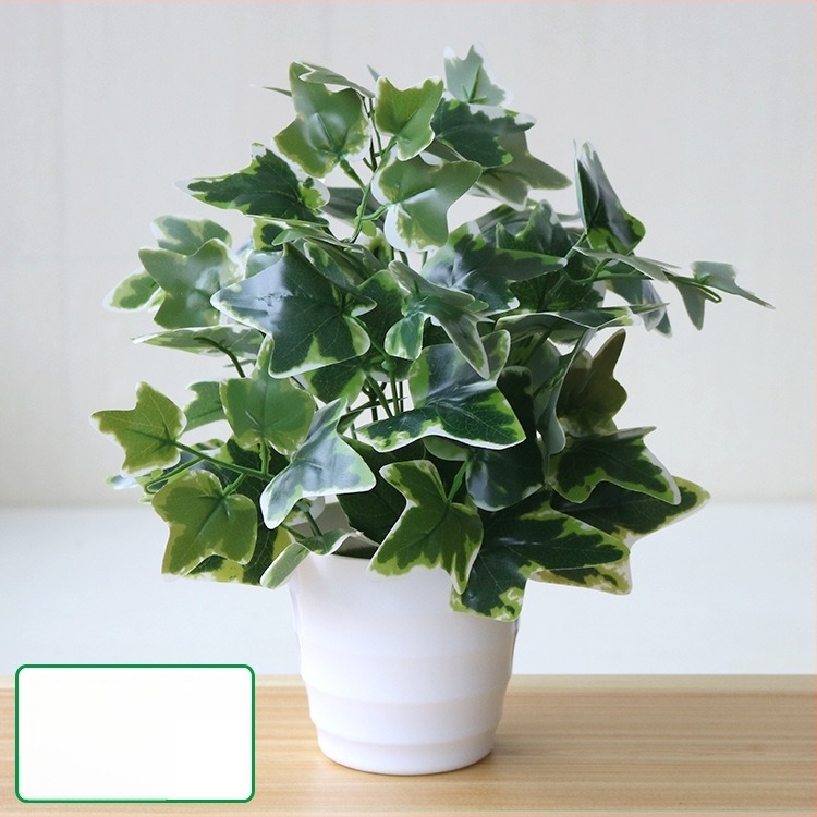 Plantă artificială cu frunze verzi, ghiveci din plastic, decor interior pentru living sau birou