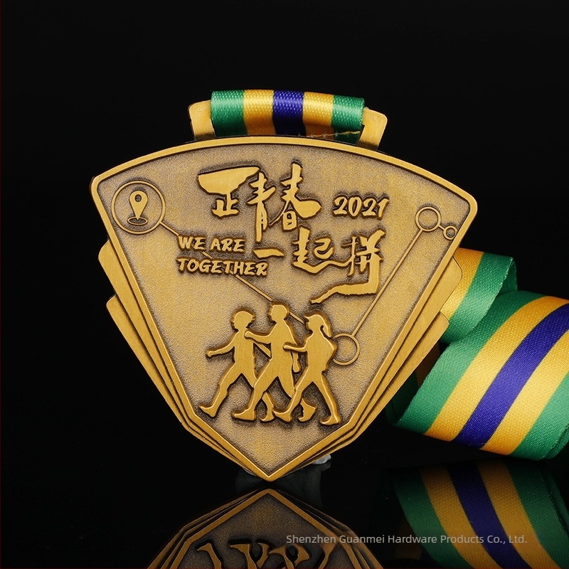 Medalie metalică personalizată pentru maraton și drumeție, cu design embosat — aur, argint și cupru