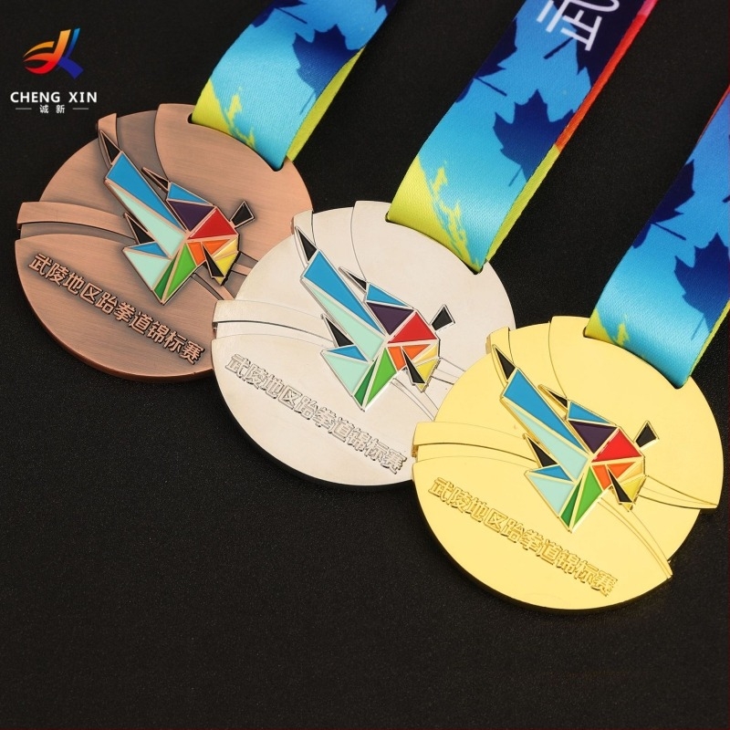 Medalie metalică emailată pentru competiția Taekwondo, eveniment sportiv și maraton – distincție comemorativă