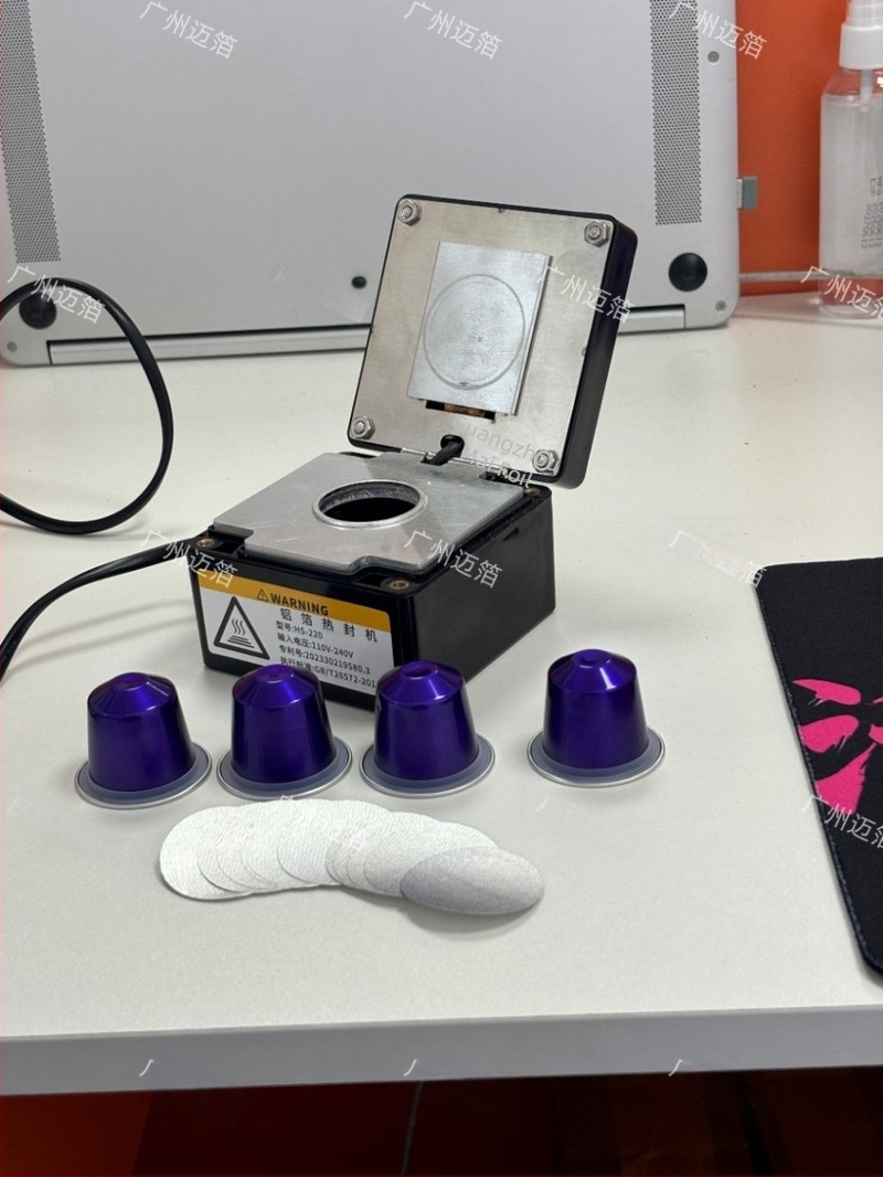 Mașină compactă de sigilat capsule de cafea din folie de aluminiu