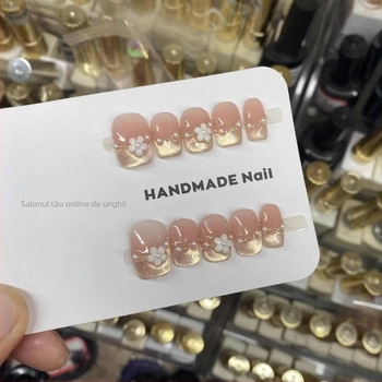 Unghii lipite manual nude cu efect cat-eye, manichiură de primăvară, stil drăguț feminin
