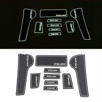 Kit interior pentru Chevrolet Cruze: covorașe pentru sloturile ușilor, covoraș antiaderent pentru consola centrală și covoraș de depozitare decorativ