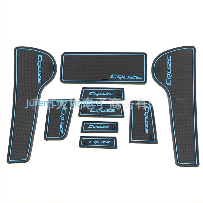 Kit interior pentru Chevrolet Cruze: covorașe pentru sloturile ușilor, covoraș antiaderent pentru consola centrală și covoraș de depozitare decorativ