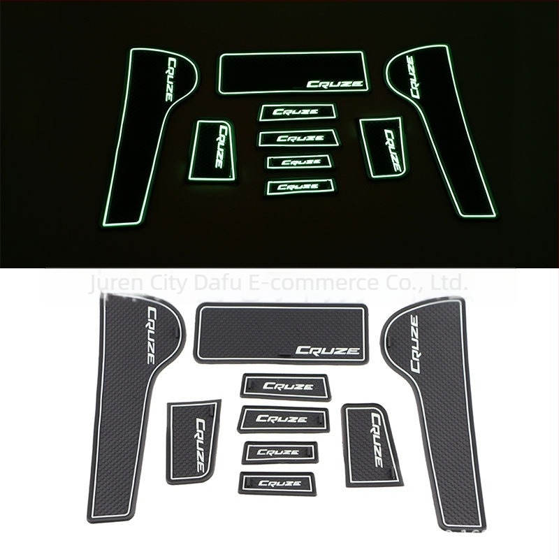 Kit interior pentru Chevrolet Cruze: covorașe pentru sloturile ușilor, covoraș antiaderent pentru consola centrală și covoraș de depozitare decorativ