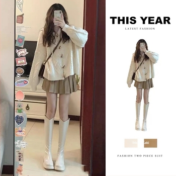 Set de două piese pentru înălțime redusă: cardigan în stil colegial și fustă plisată, pentru început de toamnă