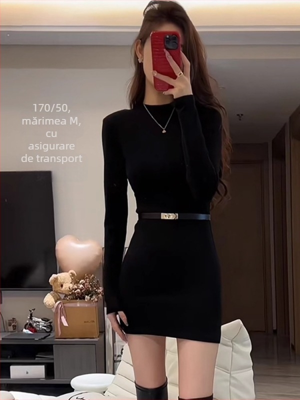 Rochie tricotată neagră cu guler semi-înalt, mâneci lungi, croială slim, toamnă–iarna 2025
