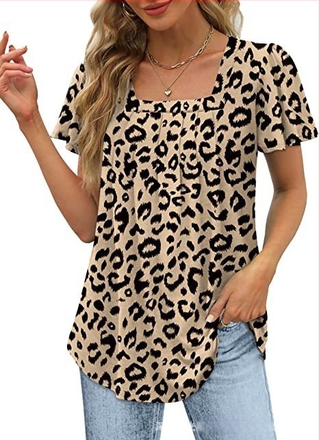 Tricou damă cu mâneci scurte, guler pătrat, tiv plisat în formă de coadă de pescăruș, imprimeu floral, poliester