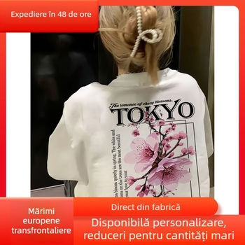 Tricou damă din bumbac cu imprimeu de flori de cireș și design pe spate, croială lejeră, guler rotund, mâneci scurte, ușor.