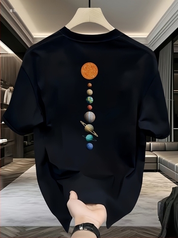 Tricou bărbătesc din bumbac de înaltă calitate, cu grafica Sistemului Solar – planete, imprimeu spațial vibrant, mâneci scurte, croială regulară