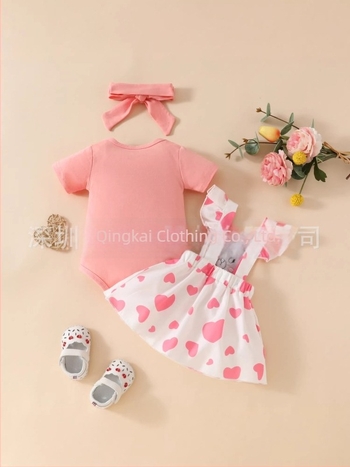 Set de vară din trei piese pentru fetițe bebeluțe: rochie cu bretele, mâneci scurte, broderie cu iepuraș și bentiță pentru păr