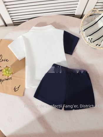 Set de două piese pentru băieți: tricou cu mânecă scurtă cu imprimeu litere și dinozaur, însoțit de șorturi asortate.