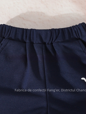 Set de două piese pentru băieți: tricou cu mânecă scurtă cu imprimeu litere și dinozaur, însoțit de șorturi asortate.