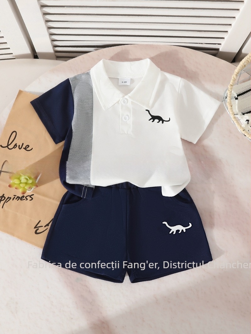 Set de două piese pentru băieți: tricou cu mânecă scurtă cu imprimeu litere și dinozaur, însoțit de șorturi asortate.