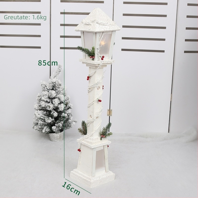 Felinar de Crăciun din lemn iluminat, decor pentru holul hotelului și intrarea în mall