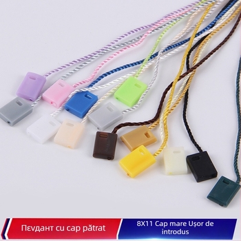 Şnur etichetă pentru haine, cu fir poliesteric şi închizătoare din plastic, în diverse culori.