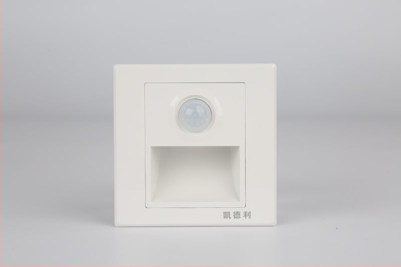 Lumină LED încastrată pentru trepte cu senzor de mișcare și senzor de lumină
