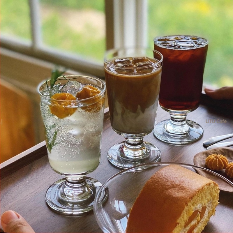 Pahar de sticlă elegant pentru băuturi: latte rece, cafea și sucuri
