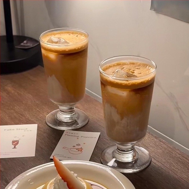 Pahar de sticlă elegant pentru băuturi: latte rece, cafea și sucuri