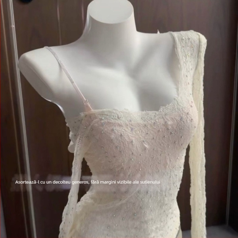 Sutien fără cusături, cu decolteu adânc și bretele subțiri, pentru sâni mici, cu efect de ridicare și modelare a spatelui.