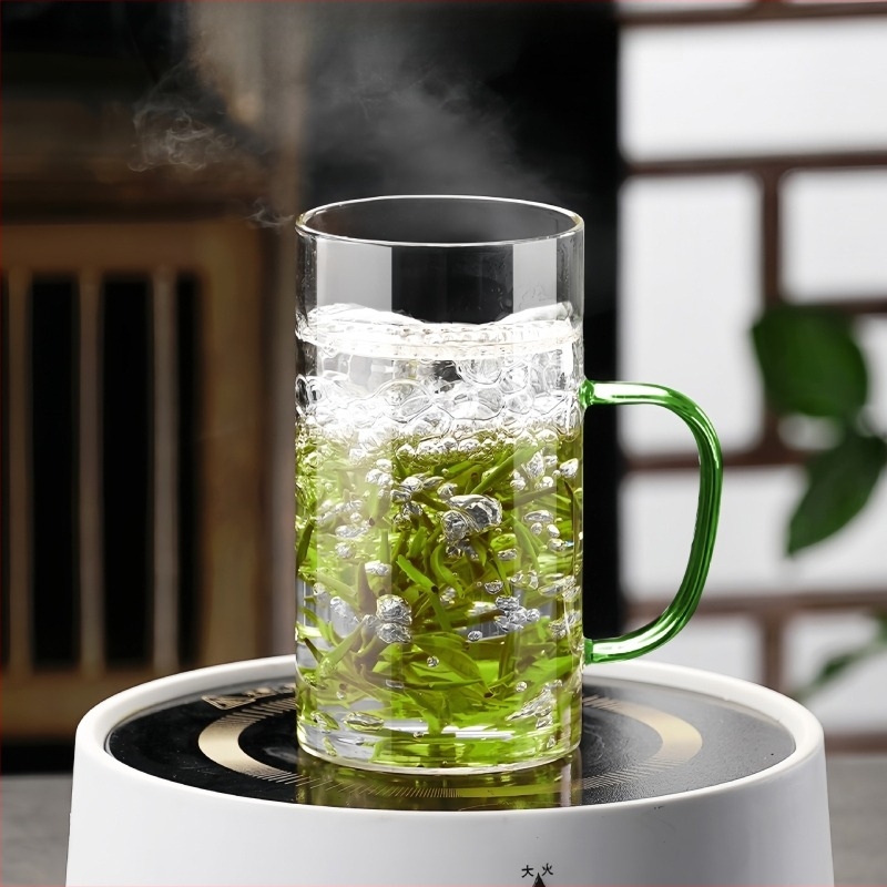 Pahar de ceai din sticlă borosilicată, în formă de semilună, cu filtru de infuzie și mâner colorat