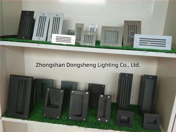 Carcasă pentru lampă de colț 70×70/110×45, 3W, pentru lampi de scară, bază și subterane