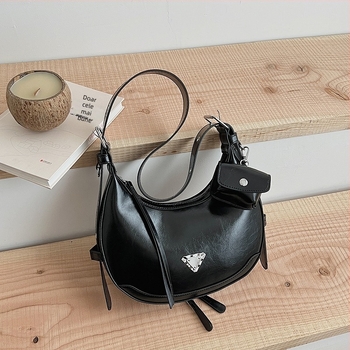 Geantă de damă de înaltă calitate, design boutique inspirat de Franţa, stil modern şi versatil – peste umăr sau crossbody, compactă.