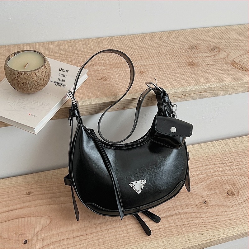 Geantă de damă de înaltă calitate, design boutique inspirat de Franţa, stil modern şi versatil – peste umăr sau crossbody, compactă.