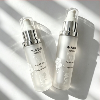 Set de ambalaje cosmetic cu recipiente multiple: sticlă mată de 120 ml cu capac argintiu și dop interior, flacon spray de 100 ml, loțiune 30 ml, cremă 30 g, cremă 50 g