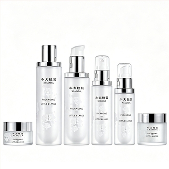 Set de ambalaje cosmetic cu recipiente multiple: sticlă mată de 120 ml cu capac argintiu și dop interior, flacon spray de 100 ml, loțiune 30 ml, cremă 30 g, cremă 50 g
