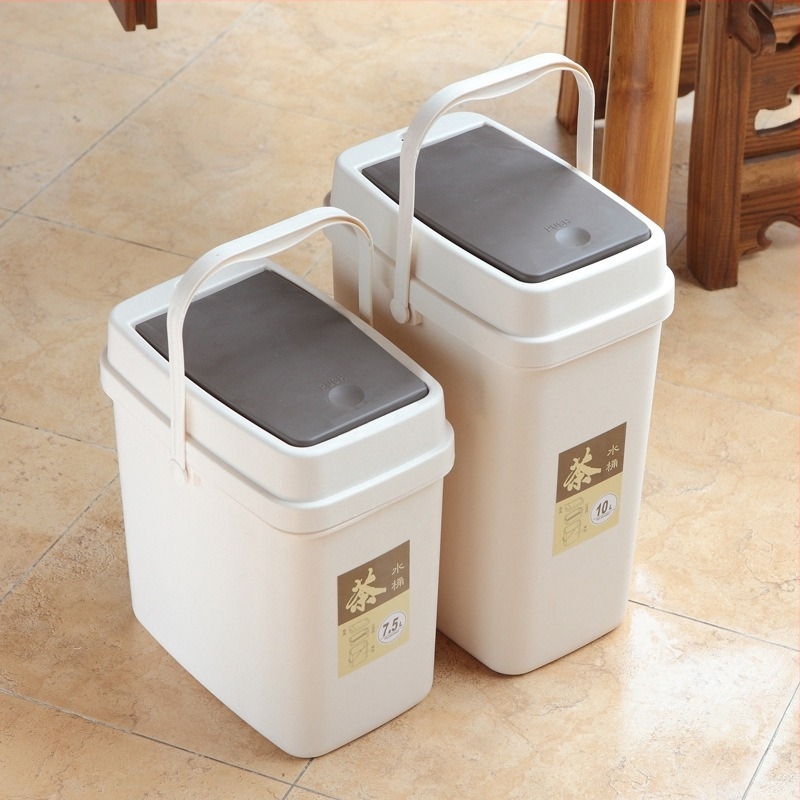 Găleată de ceai din plastic cu mâner și compartimente separate pentru frunze de ceai și resturi – accesoriu pentru ceremonia ceaiului
