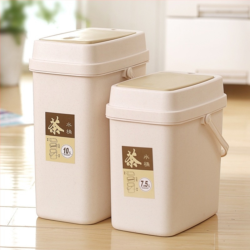 Găleată de ceai din plastic cu mâner și compartimente separate pentru frunze de ceai și resturi – accesoriu pentru ceremonia ceaiului