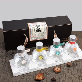 Set cadou din 4 sticle de lichior din sticlă, 125 ml, cu cutie cadou, model Half-Mountain Bottom