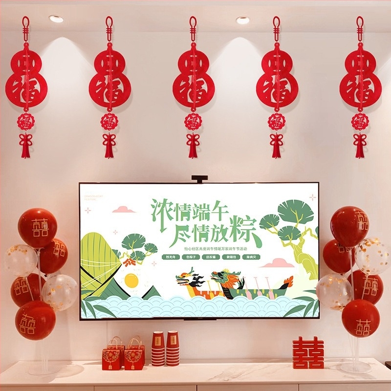 Decorațiune pentru living de Anul Nou: simbol tradițional de binecuvântare, lampă roșie în formă de dovleac, ornament suspendat din catifea, în stil chinezesc.