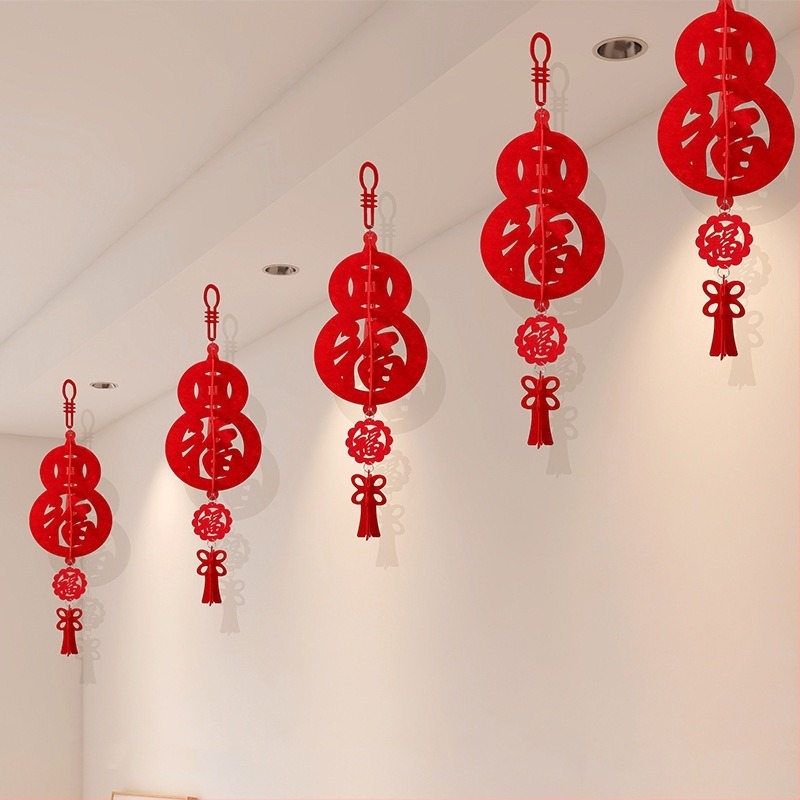 Decorațiune pentru living de Anul Nou: simbol tradițional de binecuvântare, lampă roșie în formă de dovleac, ornament suspendat din catifea, în stil chinezesc.