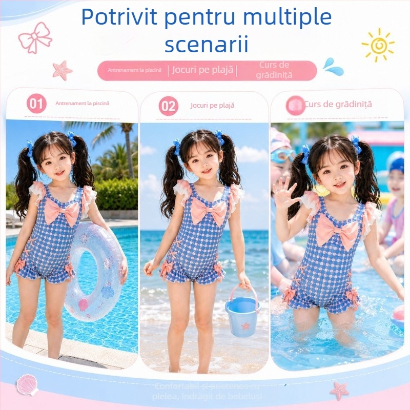 Costum de baie întreg pentru fete, în carouri albastru-roz, mâneci cu volane și funda mare, bretele laterale