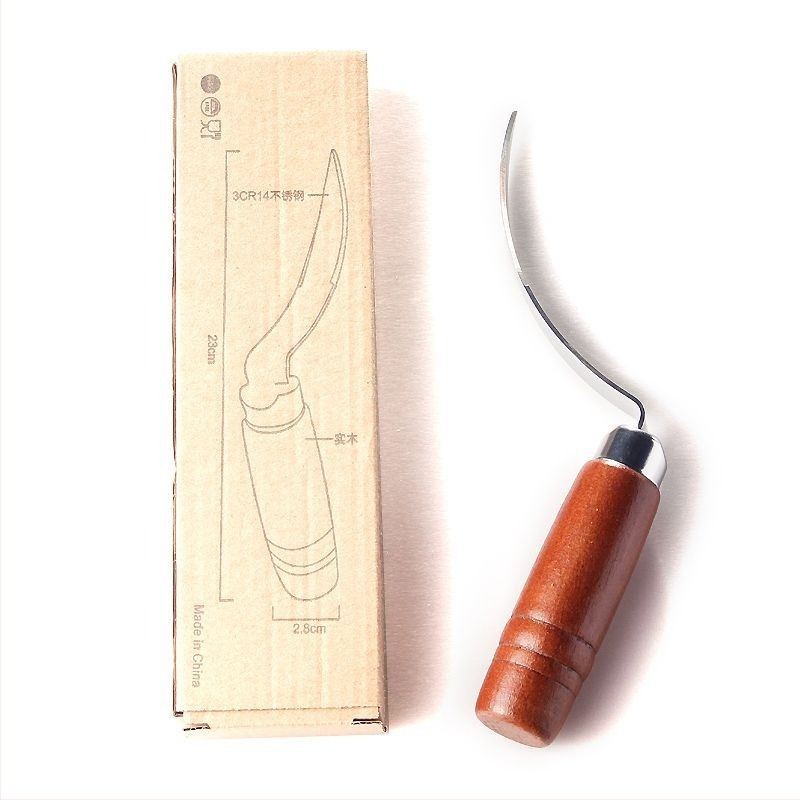 Instrument de deschidere a nucilor de cocos, cu lamă pentru extragerea pulpei