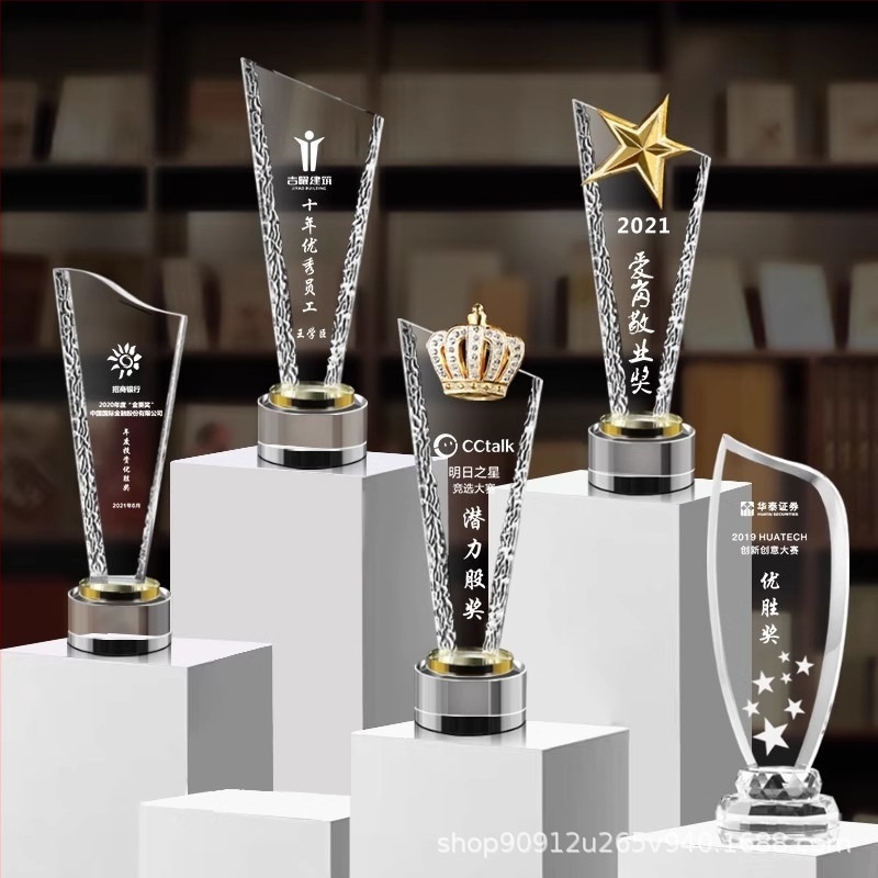 Trofeu de cristal cu gravură personalizată – premiu de înaltă calitate pentru angajați excepționali, competiții sportive și omagieri