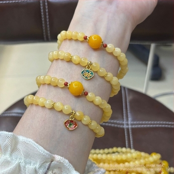 Brățară cu mai multe cercuri din jad și cuarț, pandantiv picătură de ulei, agat galben miere și pandantiv cu pește aur și lotus
