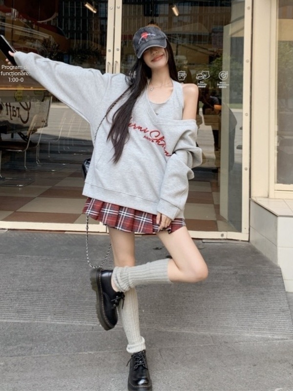 Set feminin sport-casual 2025 toamnă: top cu decolteu în V, mâneci lungi, vestă-sweatshirt și fustă scurtă în carouri