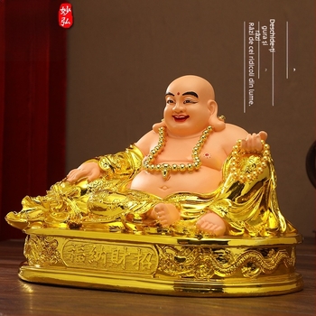 Statuie Buddha Maitreya în veșmă galbenă cu burtă mare, veșmă roșie – ornament decorativ pentru casă
