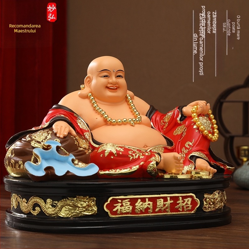 Statuie Buddha Maitreya în veșmă galbenă cu burtă mare, veșmă roșie – ornament decorativ pentru casă