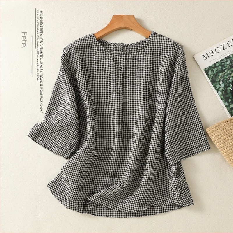 Tricou feminin japonez retro din bumbac-lin cu model în carouri fine, croială lejeră, mâneci scurte, guler rotund, top casual de vară 2025.