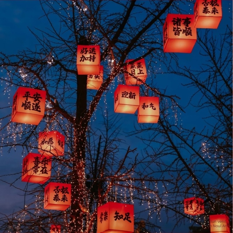 Felinar pătrat în stil chinezesc nou, pentru decor scenic, pentru a fi agățat de copac