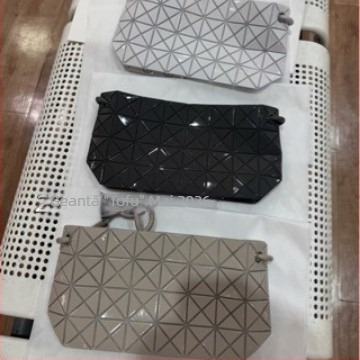 Model japonez nou: geometriu romb quiltat cu șnur, geantă tofu pătrată pentru femei, crossbody/umar, ediție limitată mai 2026.