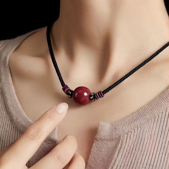 Colier clavicular cu pandantiv rotund din mărgele cinnabar roșii, nuanțe purpurii-aurii, lanț de lână, pandantiv pentru anul nașterii