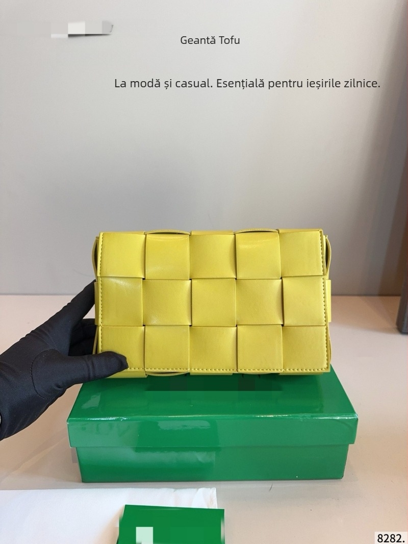Geantă mică de damă din piele naturală, țesută manual, crossbody, formă mică pătrată, primăvara 2025.