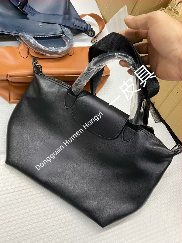 Geantă din piele naturală de vițel, mică, în stil dumpling, cu curea crossbody și mână, spațioasă pentru uz zilnic, texturată