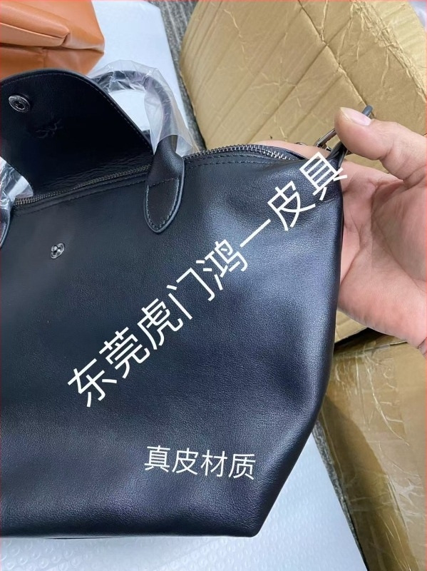 Geantă din piele naturală de vițel, mică, în stil dumpling, cu curea crossbody și mână, spațioasă pentru uz zilnic, texturată