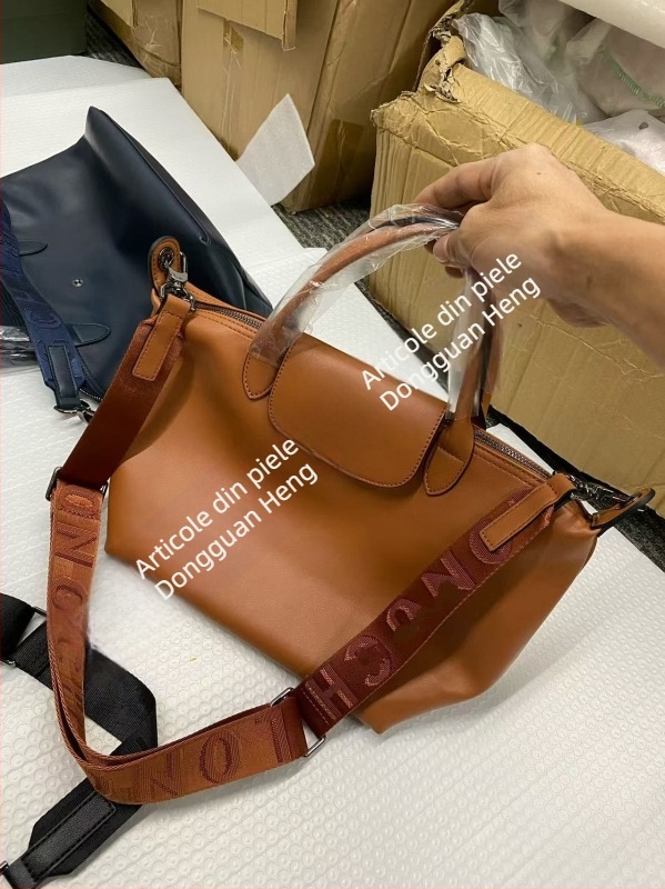Geantă din piele naturală de vițel, mică, în stil dumpling, cu curea crossbody și mână, spațioasă pentru uz zilnic, texturată